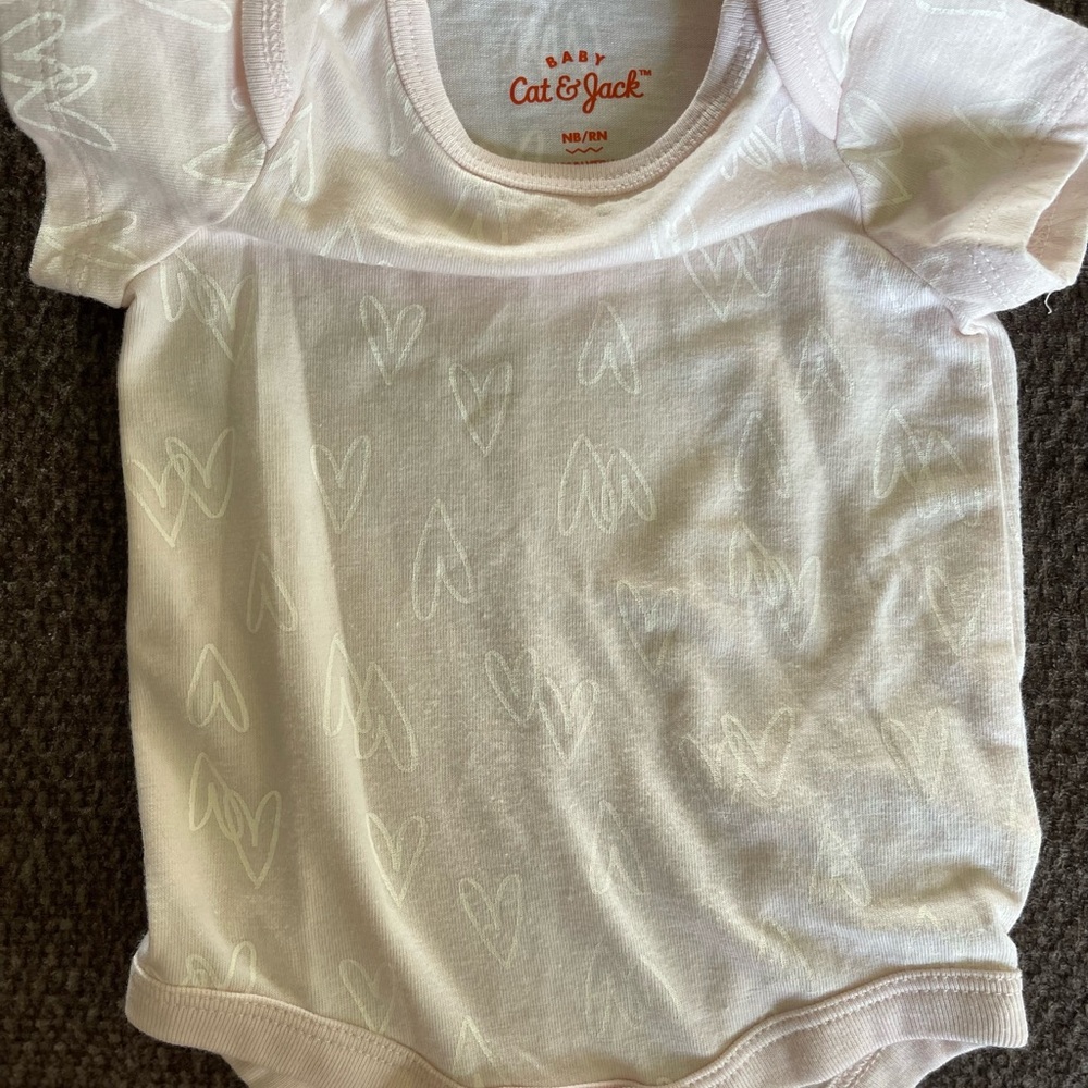 Cat & Jack Newborn Light Pink Heart SS Onesie 🩷🤍 EUC